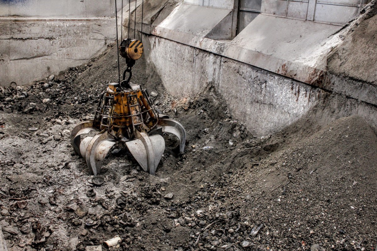 Testujú využitie škvary zo spaľovne odpadu. V Prahe ju používajú ako stavebný materiál
